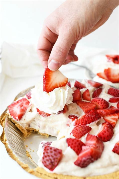 strawberry-frozen-pie-sizzling-eats image
