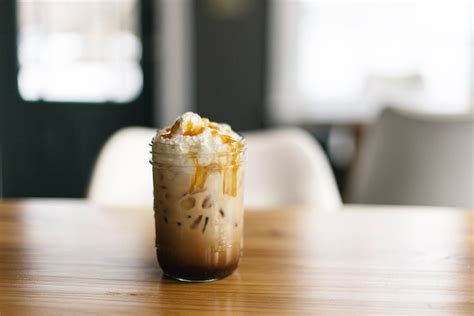 how-to-make-an-iced-latte-at-home-simple image