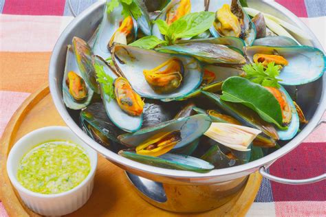 thai-mussels-in-a-lemongrass-white-wine-sauce image