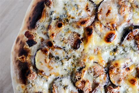 fresh-fig-bacon-blue-cheese-pizza-how-sweet-eats image