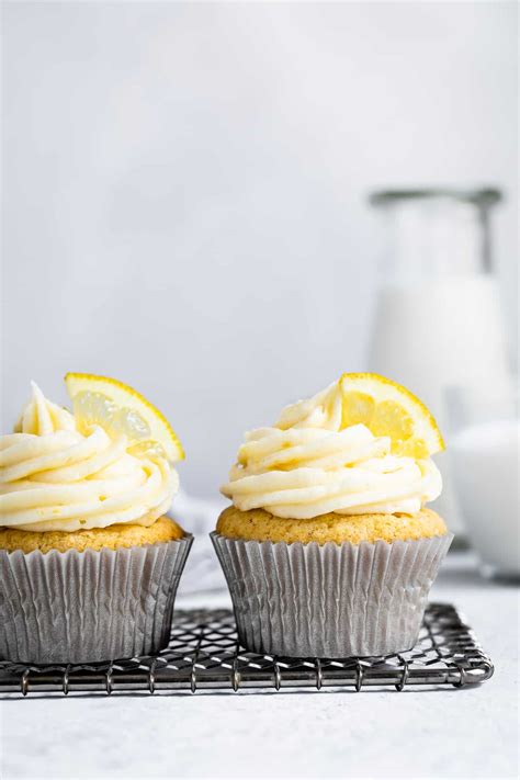 gluten-free-lemon-cupcakes-with-lemon-cream image