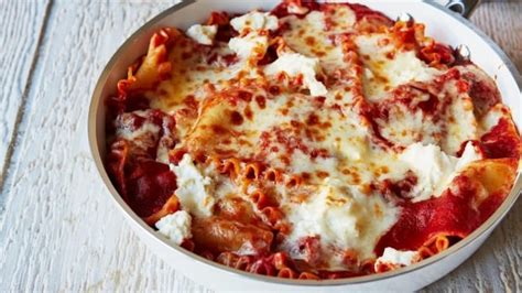 skillet-lasagna-with-an-easy-from-scratch image
