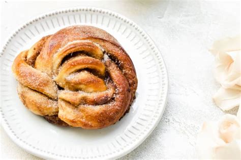 cardamom-buns-recipe-food-fanatic image