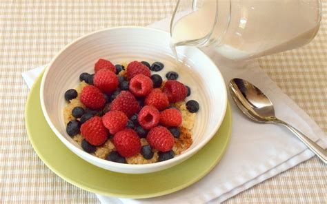 quinoa-breakfast-bowl-with-berries-easy-on-the-cook image