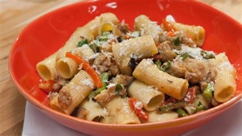 rigatoni-with-spicy-chicken-sausage-asparagus image