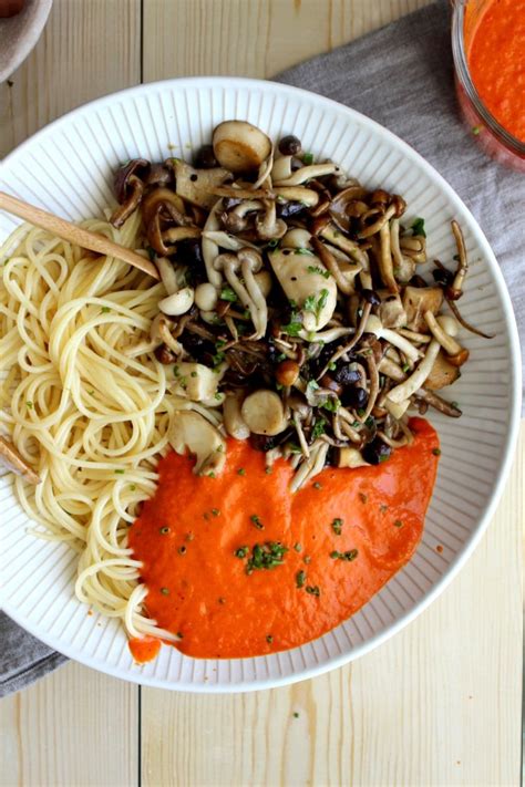 wild-mushroom-and-bell-pepper-sauce-spaghetti image