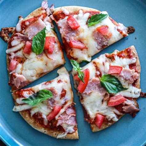 pita-bread-pizza-6-toppings-ideas-sip-bite-go image