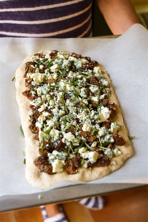 recipe-flat-bread-with-dried-figs-roquefort-cheese image