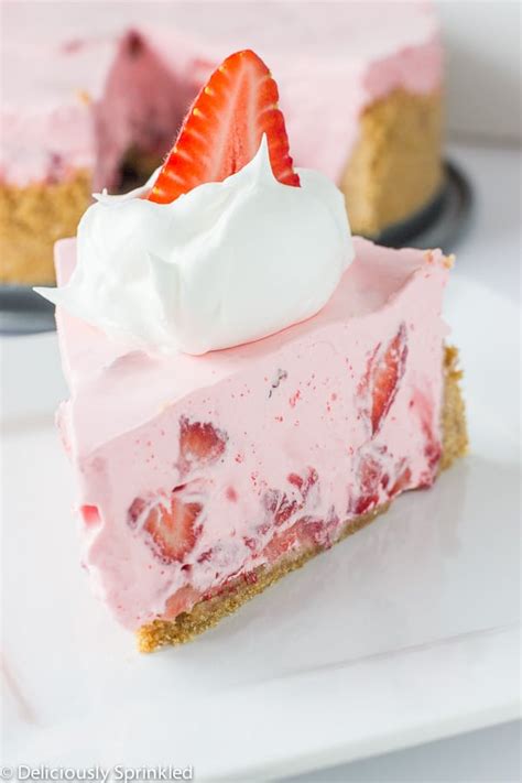 no-bake-strawberry-and-cream-pie image