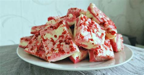 strawberry-swirl-fudge-with-strawberry-chunks-mama image