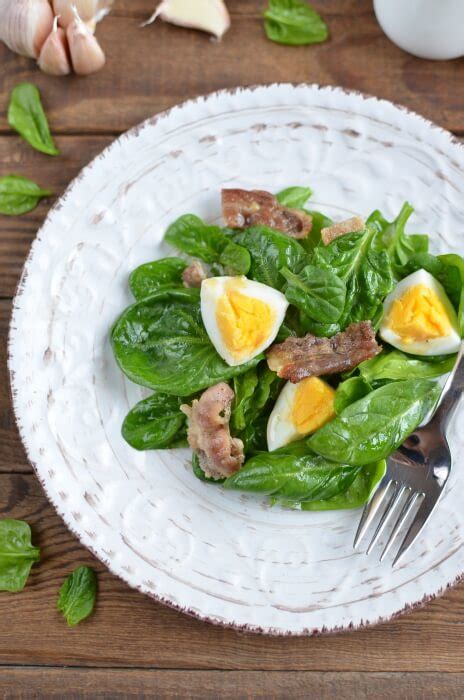 keto-spinach-salad-with-bacon-and-eggs-cookme image