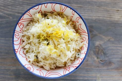 lemon-rice-baked-with-lemon-garlic-and-green image