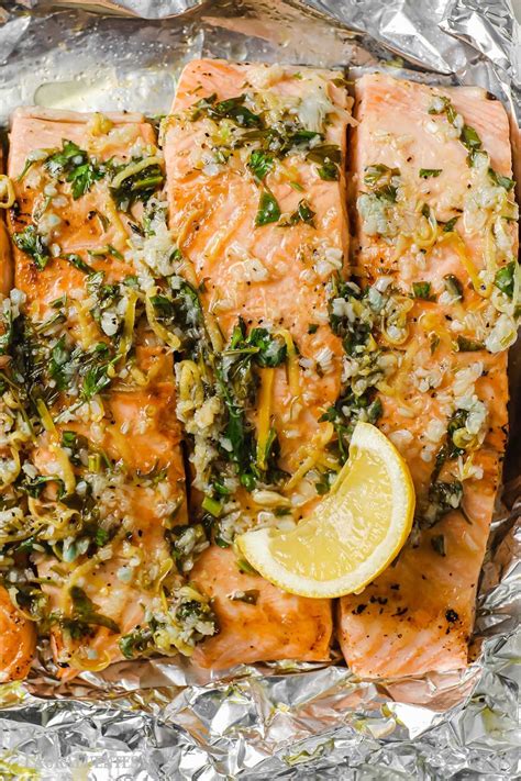 perfectly-cooked-baked-salmon-in-foil-laura-fuentes image