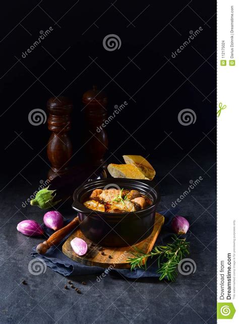 eggplant-casserole-melitzanes-me-kreas-sti-katsarola image