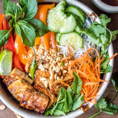 fresh-and-easy-vietnamese-noodle-salad-vegan-bn-chay image