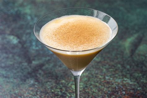 20-festive-and-easy-christmas-cocktail-recipes-the-spruce-eats image