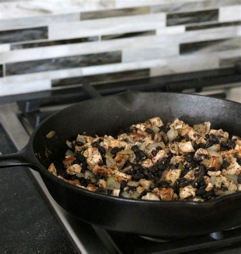 how-to-make-chicken-and-black-bean-skillet image