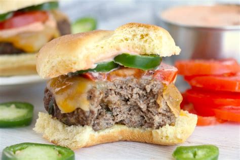 jalapeno-cheeseburger-sliders-with-spicy-mayo image