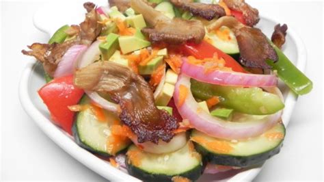 refreshing-salad-with-grilled-oyster-mushrooms image