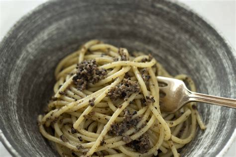 spaghetti-al-tartufo-nero-di-norcia-spaghetti-in-black image