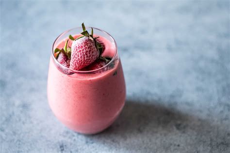 frozen-strawberry-greek-yogurt-smoothie-10-minute image