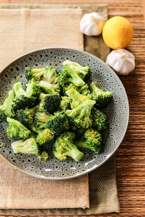 steamed-broccoli-with-olive-oil-garlic-and-lemon-ang image