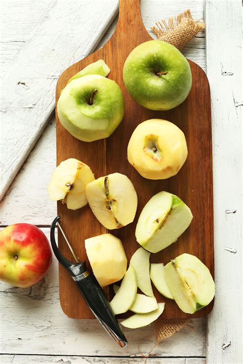 best-vegan-apple-crisp-minimalist-baker image