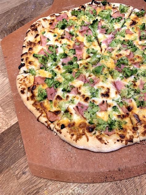 ham-and-broccoli-pizza-with-delicious-white-garlic-sauce image