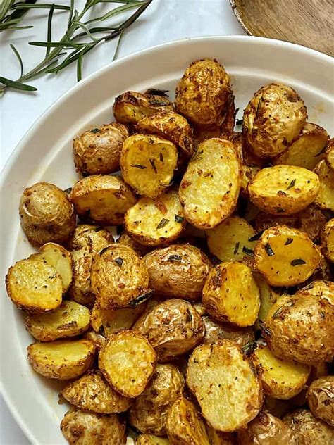 air-fryer-baby-potatoes-with-rosemary-in-15-minutes image