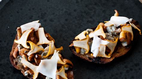 sourdough-toasts-with-mushrooms-and-oysters-bon image