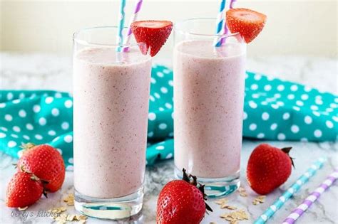 easy-strawberry-banana-smoothie-berlys-kitchen image