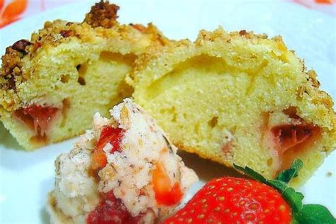 strawberry-sweetheart-streusel-muffins-csmonitorcom image