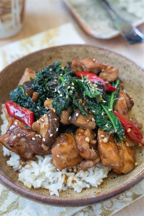 chicken-stir-fry-with-kale-and-mushrooms-korean image
