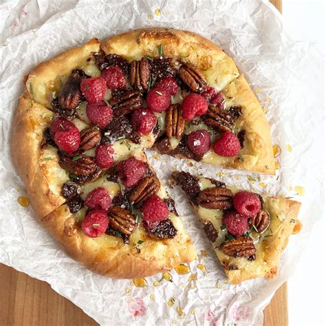 raspberry-brie-dessert-pizza-fikabrd image