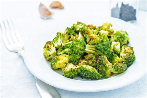 plant-based-side-dish-garlic-ginger-broccoli-mamasezz image