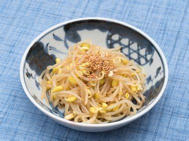 how-to-cook-crispy-bean-sprouts-livestrong image