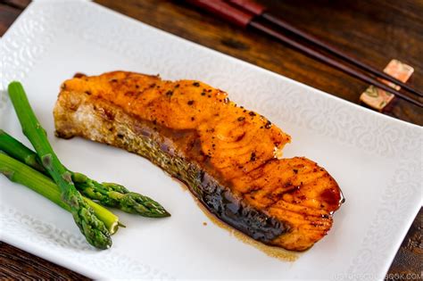 teriyaki-salmon-鮭の照り焼き-just-one-cookbook image