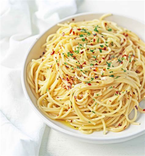 spaghetti-aglio-e-olio-spaghetti-with-garlic-and-olive image