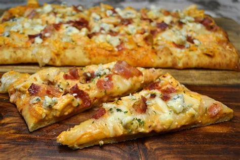 buffalo-chicken-flatbread-with-bacon-jersey-girl-cooks image