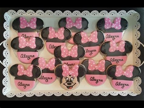 how-to-decorate-minnie-mouse-inspired-sugar-cookies image