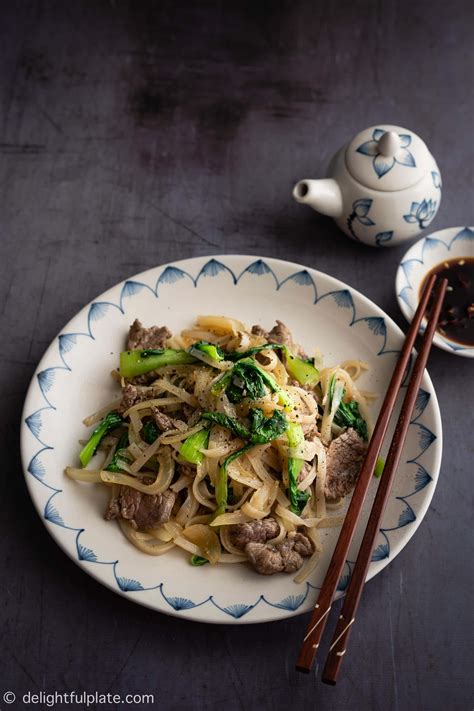 vietnamese-stir-fry-rice-noodles-with-beef-pho-xao image