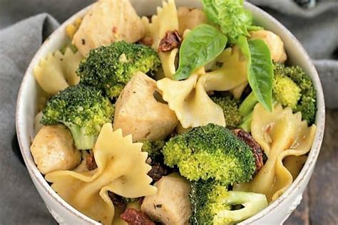 chicken-broccoli-sun-dried-tomatoes-pasta-that-skinny image