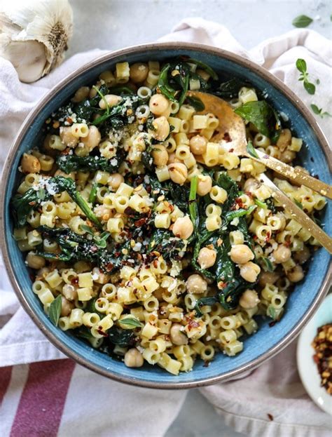 20-minute-spicy-garlic-spinach-pasta-with-chickpeas image