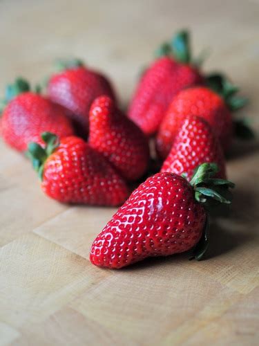 strawberry-vinaigrette-salad-dressing-my-parisian image
