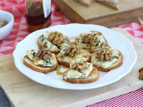roquefort-walnut-and-honey-toasts-recipe-petitchef image
