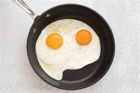 sunny-side-up-eggs-recipe-the-spruce-eats image