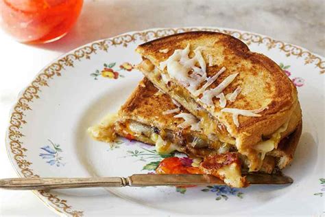grilled-cheese-with-peppers-leites-culinaria image
