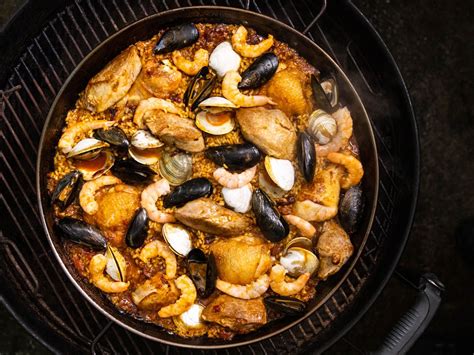 how-to-make-paella-for-a-crowd-fire-up-your-grill image