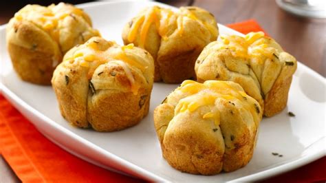 cheesy-rosemary-monkey-bread-rolls image