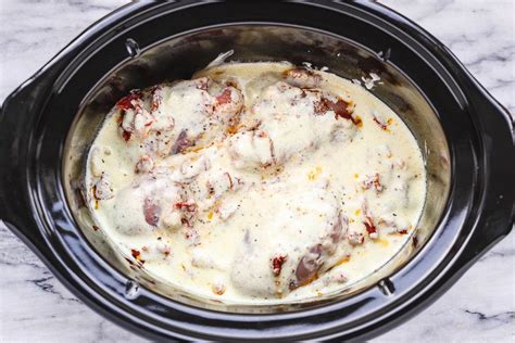 crockpot-tuscan-garlic-chicken-recipe-eatwell101 image